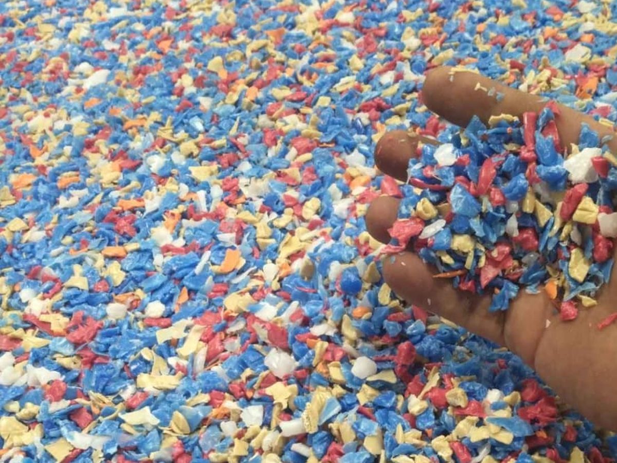 Mixed-colour post-industrial regrind, ground and screened